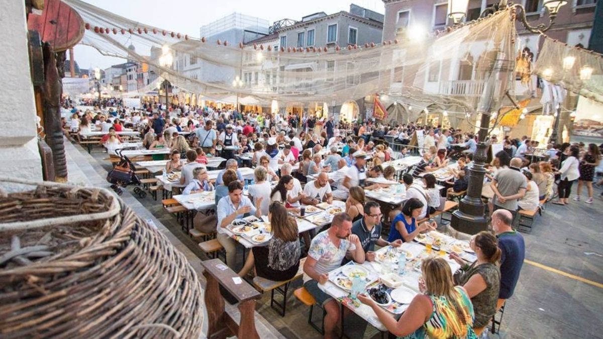 Dalle grigliate di paese agli chef stellati: le sagre italiane si trasformano in eventi gourmet